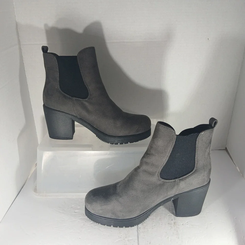 Dream Pairs Chelsea Boots Size 9 Gray Chunky Block Heel Lug Sole Platform Goth